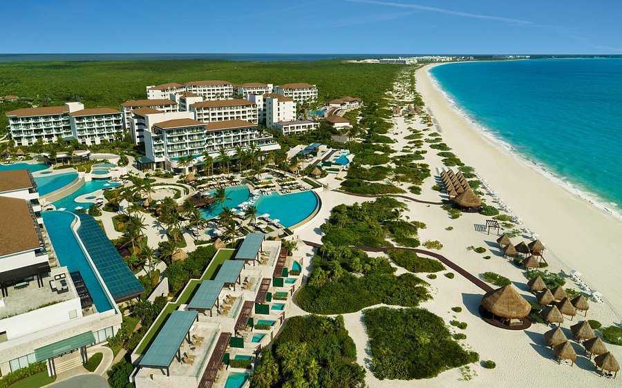 Dreams Playa Mujeres Golf and Spa Resort family-friendly all-inclusive with pools and beachfront setting in Costa Mujeres.
